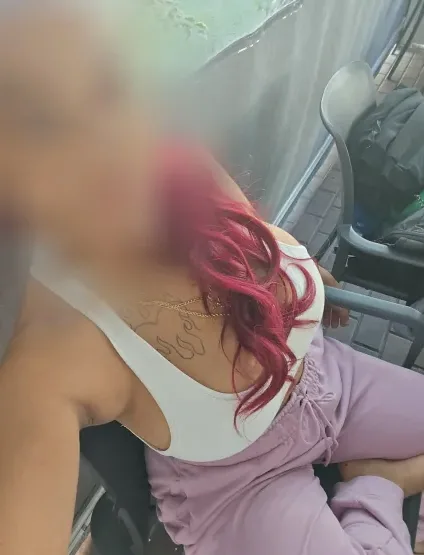 Clara, 36